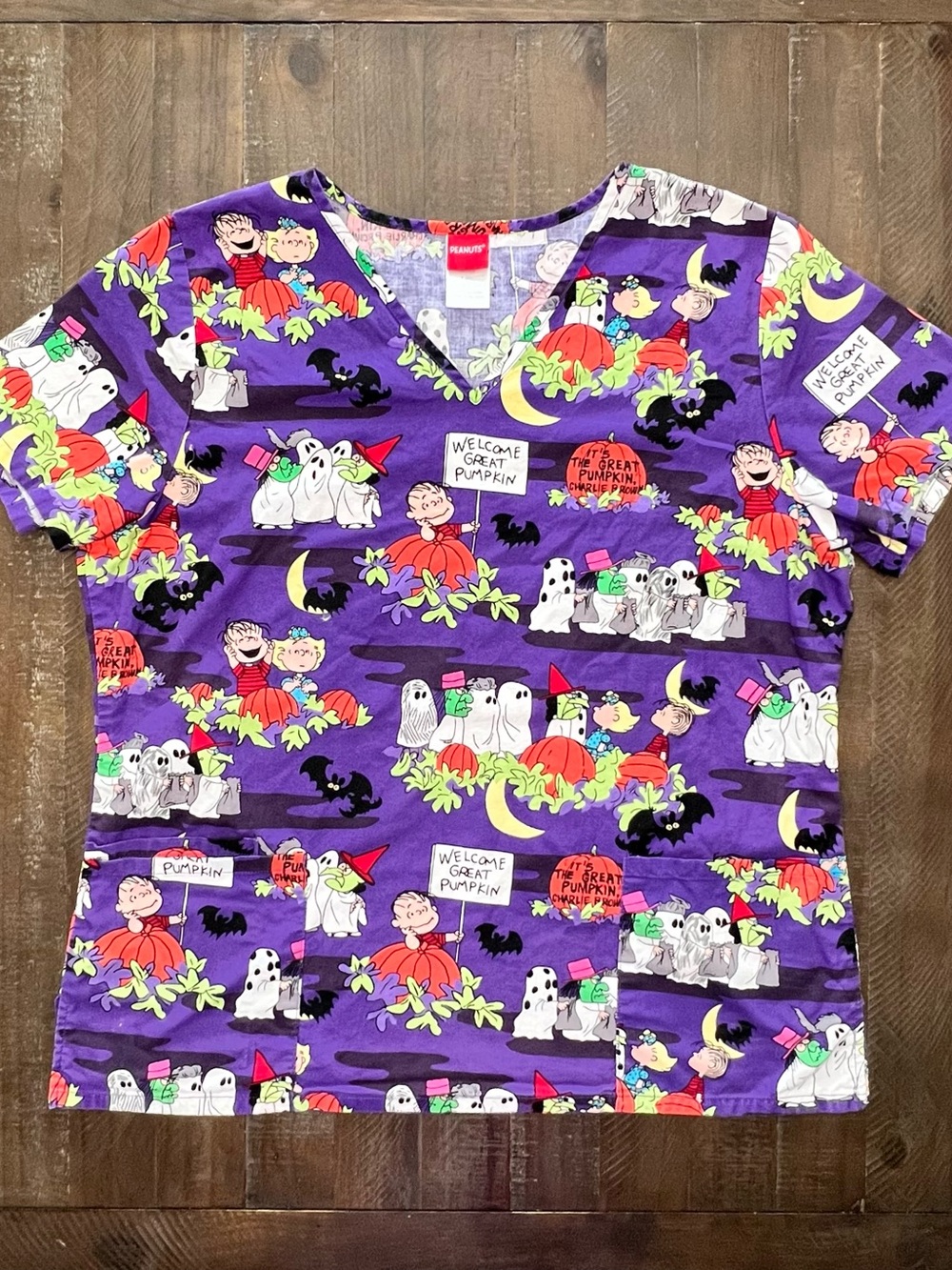 Women’s Scrub Top Peanuts Great Pumpkin Halloween Purple Size Large